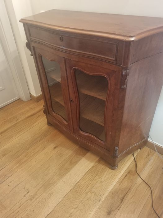 Móvel em nogueira maciça envidraçado