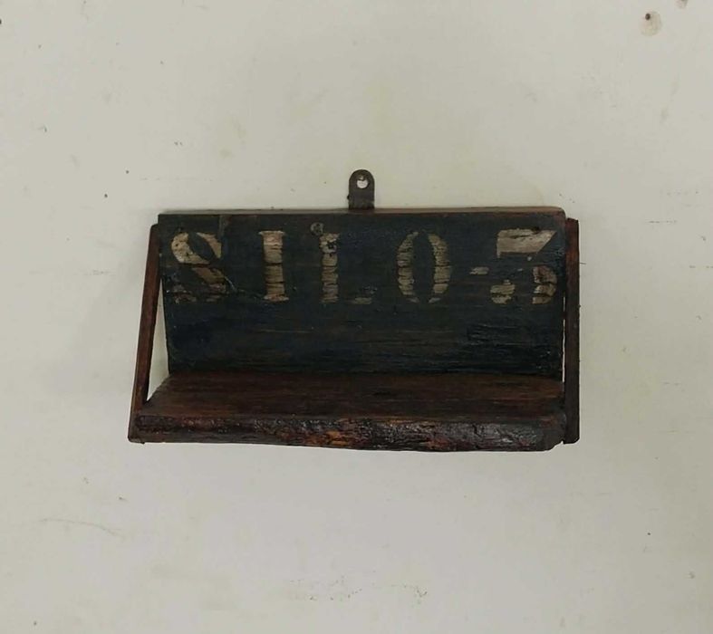 Recuada Prateleira / Suporte / Nicho de Parede em Antigo Silo. Para Ambientes Rústicos