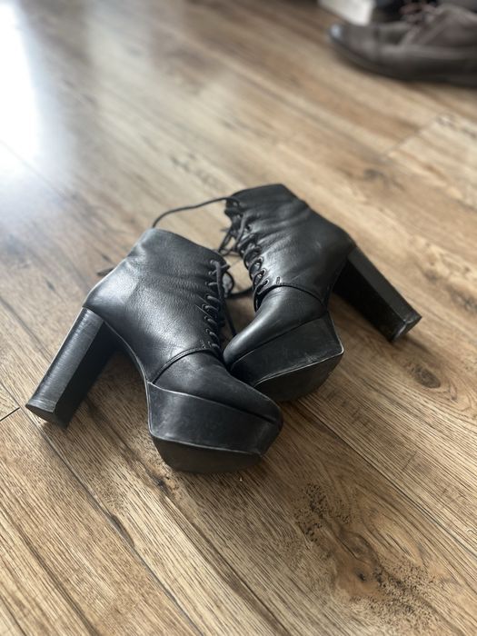 Czarne skórzane lity