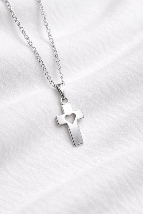 Łańcuszek z zawieszką krzyż krzyżyk z sercem srebrny komunia prezent