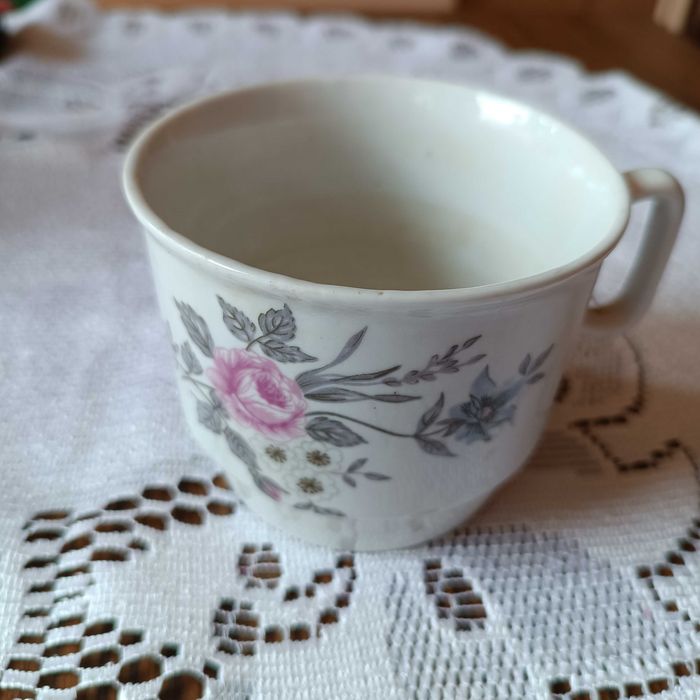 filiżanka biała większa Chodzież 84 w kwiatki