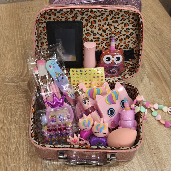 Набір дитячої косметики в чемодані для дівчаток