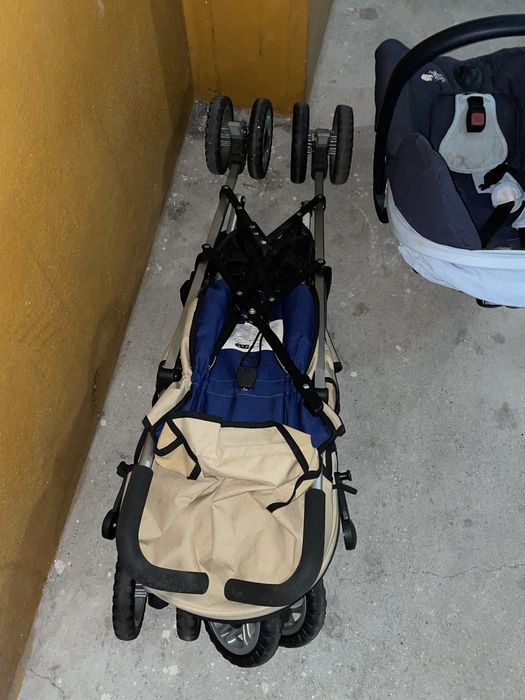 Conjunto de carrinho e cadeirinha de bébé