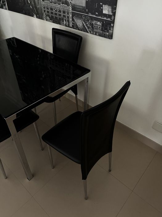 Mesa de Jantar Moderna com 4 Cadeiras
