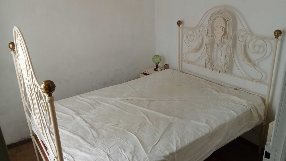Cama casal de ferro antiga