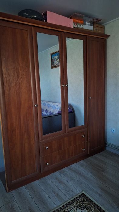 Шафа, тумбочки, комод, триляж.