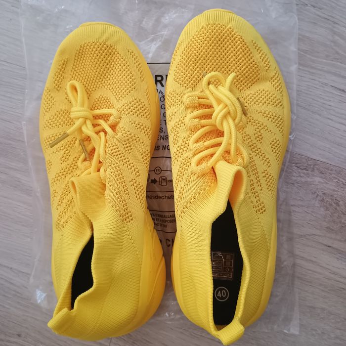 Buty sportowe sneakersy  elastyczne  żółte  cytrynowe40 / 25,8 r.