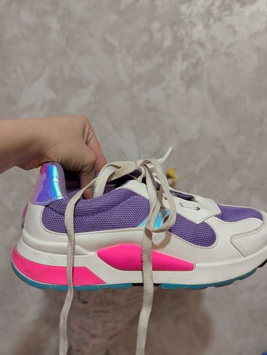 Кожаные кроссовки