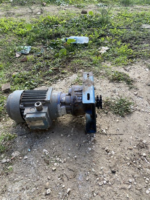 Motor trifasico com caixa redutora.