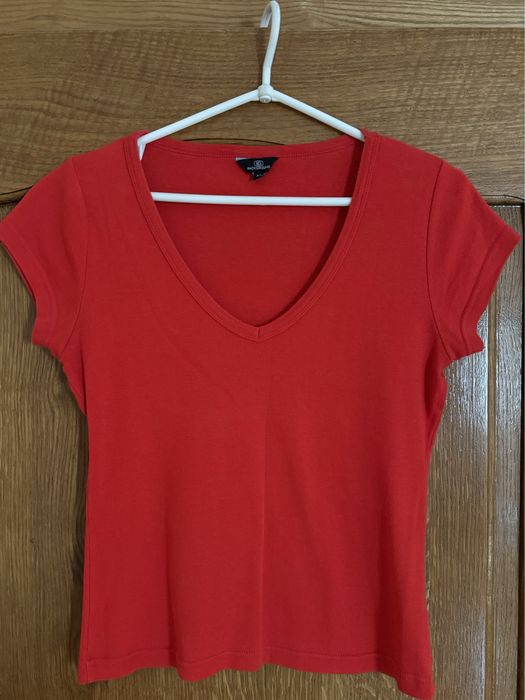 Червона футболка