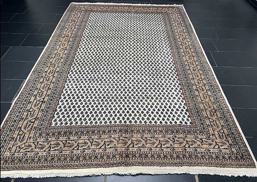 Tapete Persa SAROUGH com padrão MIR original, elaborado manualmente com lã sobre algodão e medidas 295cm x 195cm
