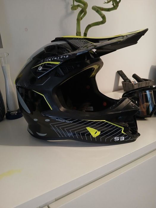 Capacete ufo preto e verde