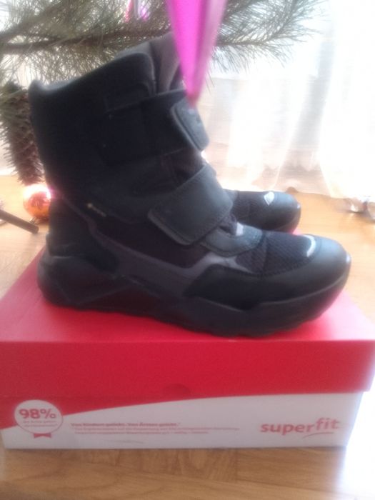 Теплі,зручні в хорошому стані черевики