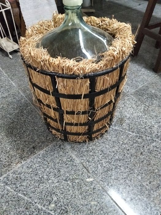 Garrafões de 60 litros empalhados 120_candeeiro de ferro antigo 80€