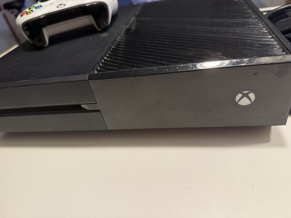Xbox ONE model 1540 z padem