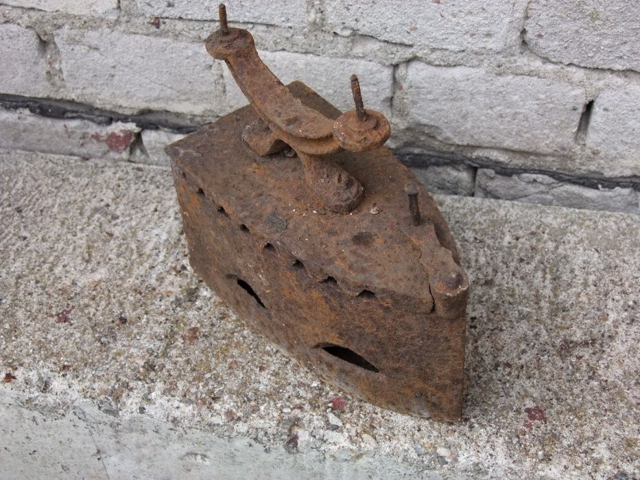 Stare mosiężne żelazko na duszę