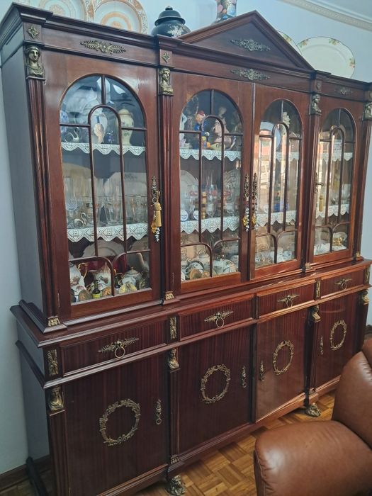 Estilo Inglês - Aparador / Cristaleira Clássica em Madeira Maciça