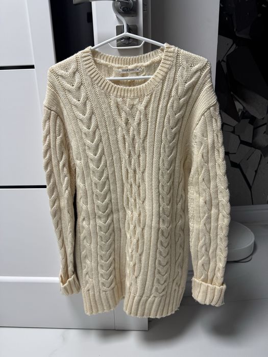 Подовжений теплий обʼємний светр з вовни.