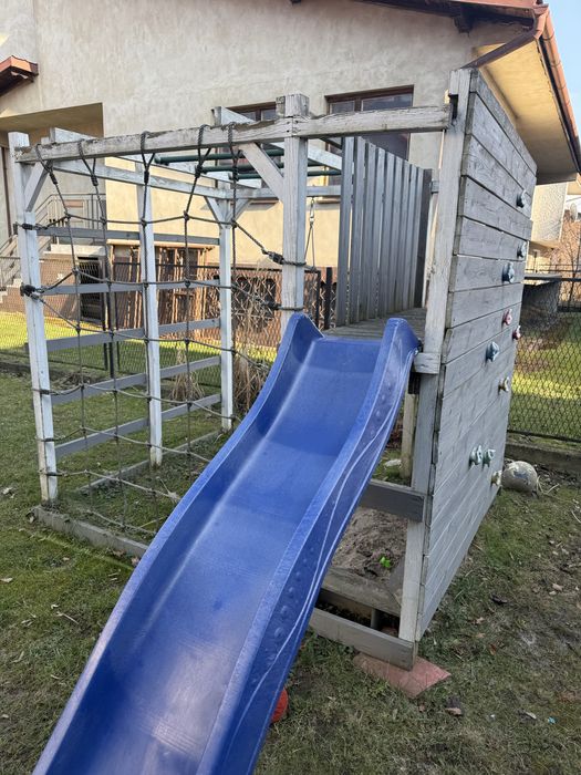 Plac zabaw domek zjezdzalnia piaskownica wspinaczka