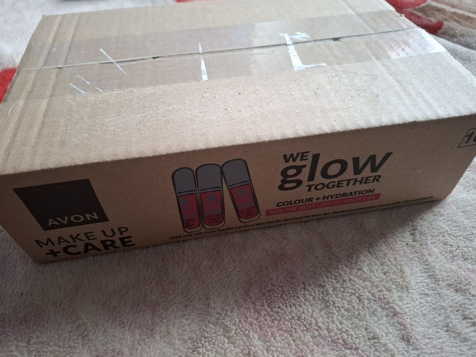 Box z kosmetykami Avon