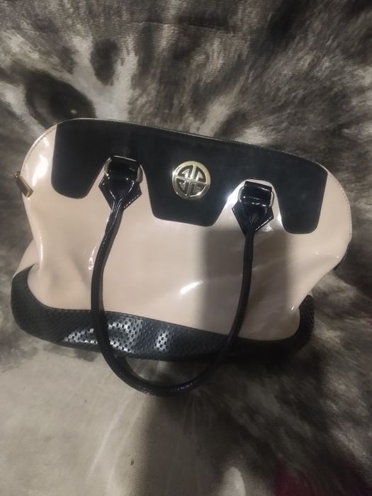 Witam sprzedam fajną torbę w kolorze czarno-berzowym