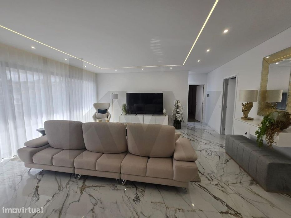 Penthouse T3 de luxo no Centro do Caniço