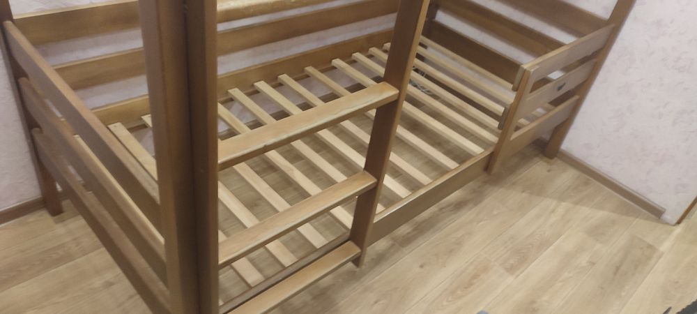 Продам двоярусну дерев'яну кровать