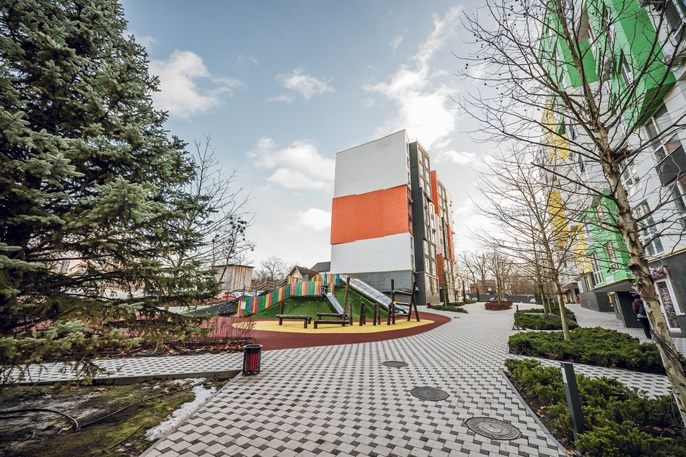 Простора квартира з гардеробом, газове опалення, середній поверх