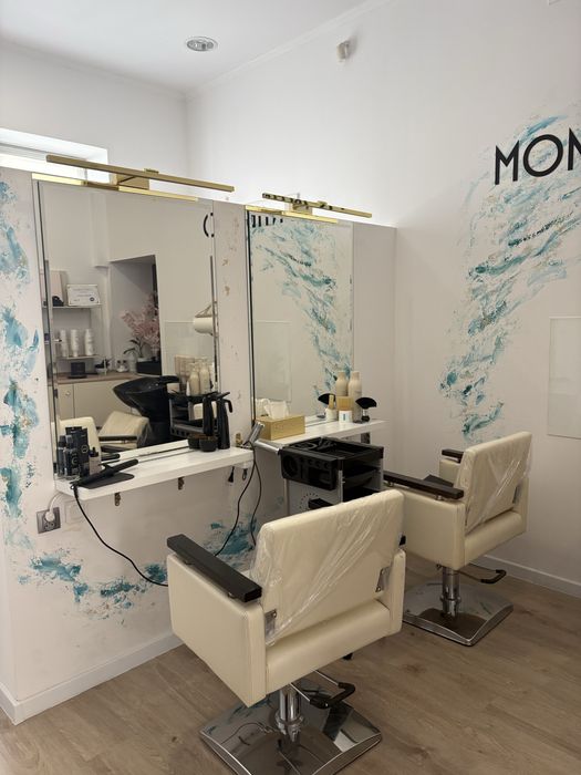 Wyposażony salon fryzjerski