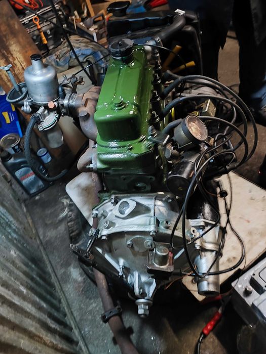 Motor Mini Cooper e acessórios a funcionar
