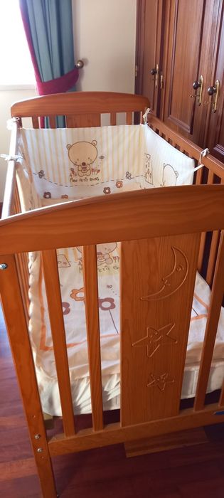 Cama de grades/ berço  de bebé