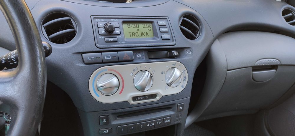Toyota Yaris 2003  1,0 benzyna
