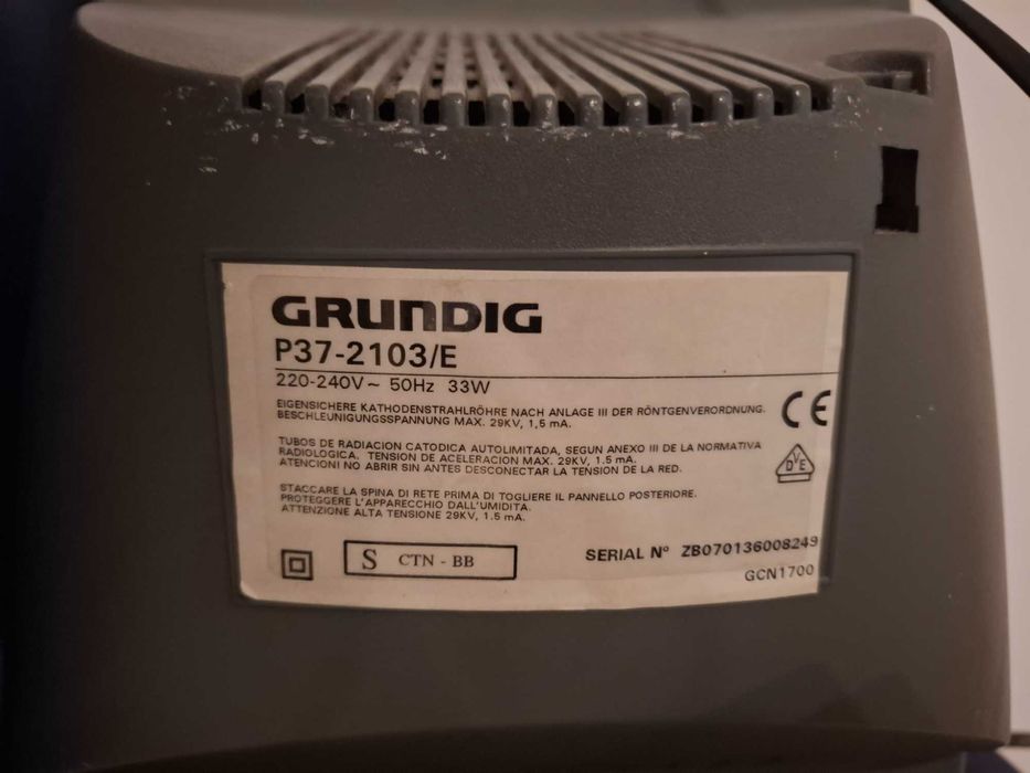 Televisão antiga Grundig com comando