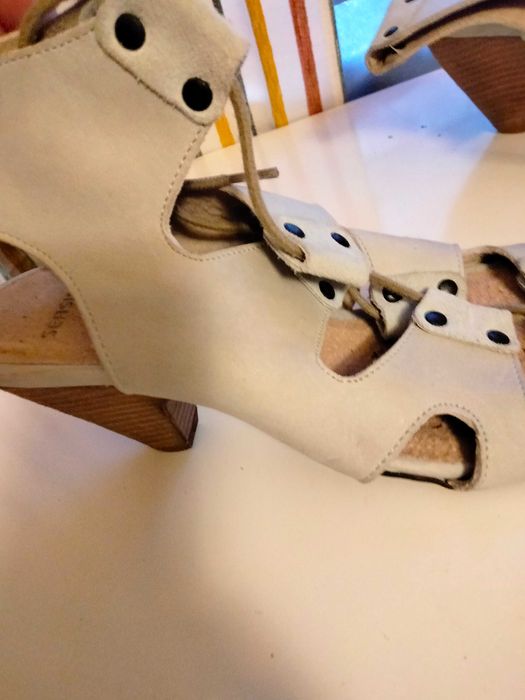 Sandálias de pele com salto