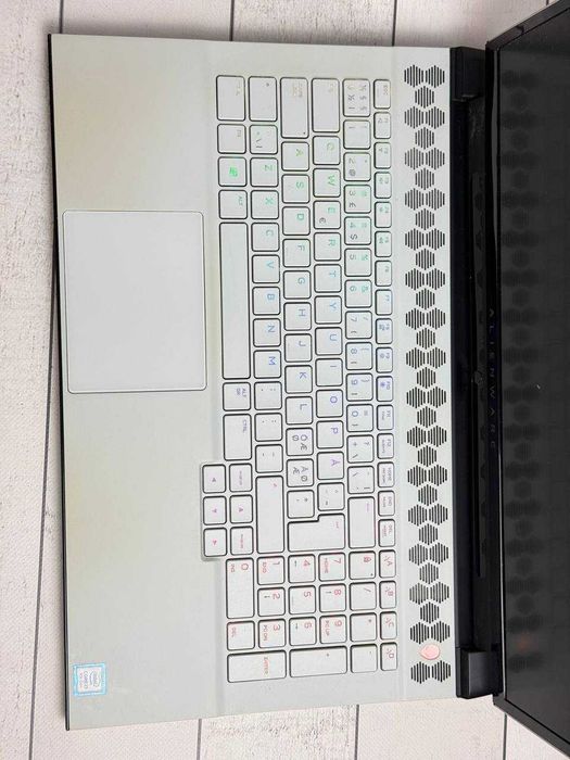 Alienware M17 R2 i7-9750H RTX 2070 Max-Q 8gb 144hz ssd 512 16ram ddr4