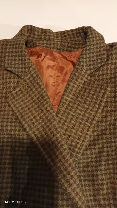 Conjunto de senhora blazer e saia em tons de castanho, tamanho L