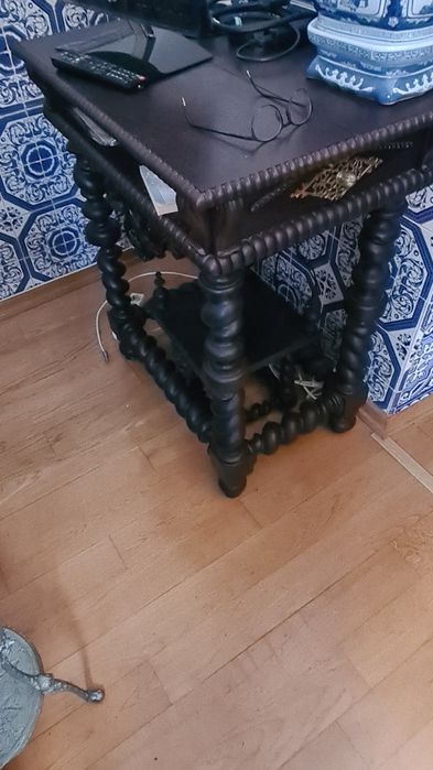 Mesa em madeira com pernas torneadas em aspiral com  78cm comprimento,  largura 53cm e 90cm de altura