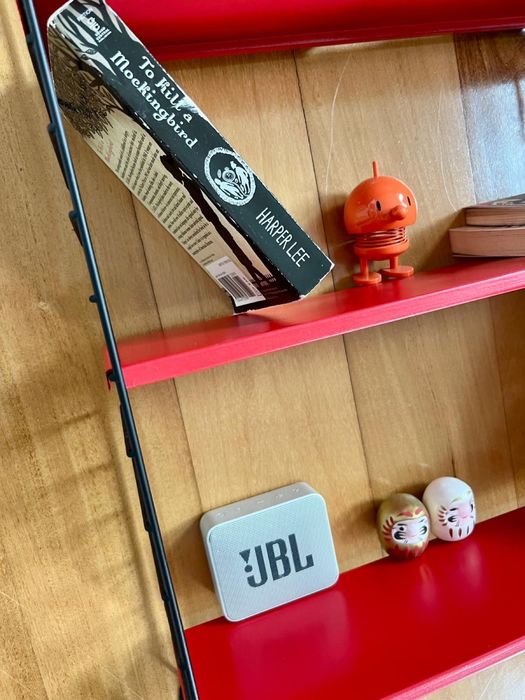 Estante metálica vintage em preto e vermelho