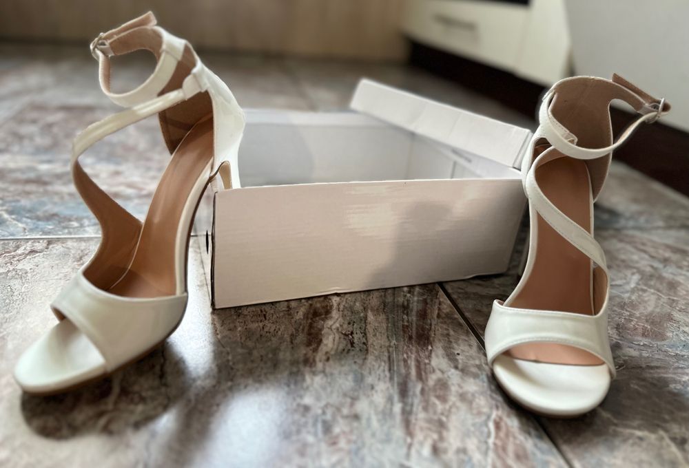 Лаковані білі туфлі 38 розміру