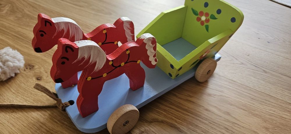 drewniane koniki zabawki z regionalnym wzorem rękodzieło