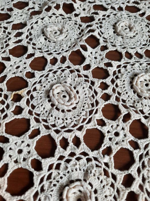 Selling a crocheted tablecloth431195603170109441
