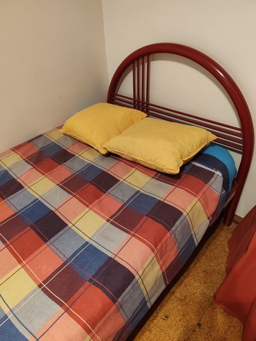 Cama de solteiro em ferro