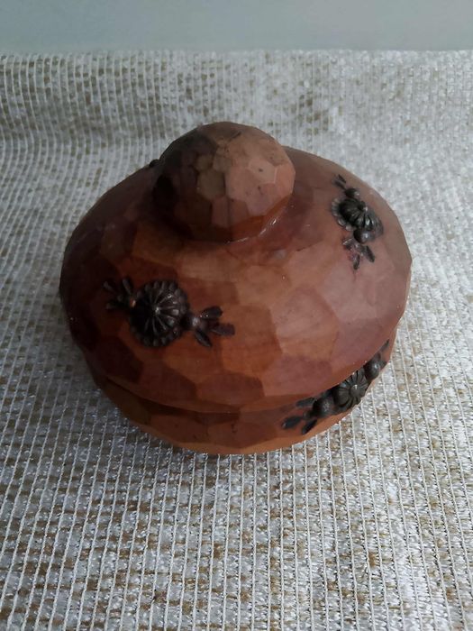 Ręcznie rzeźbiona szkatułka