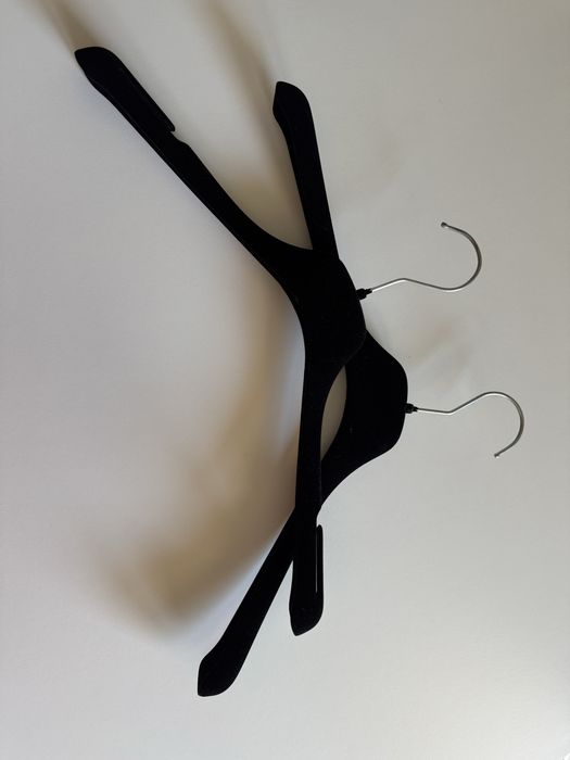 117 Cabides de veludo pretos como novos