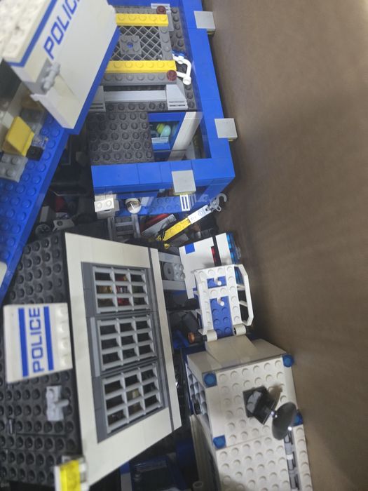 Duas caixas de legos, cheias de legos