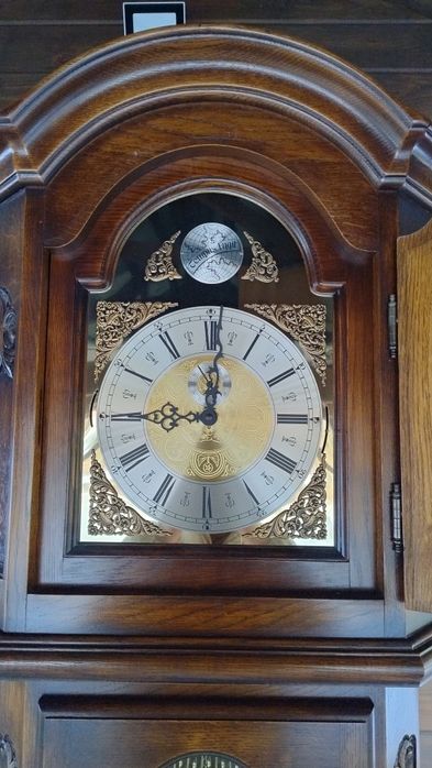 Stary zegar stojący kwadransowiec dębowy rzeźbiony