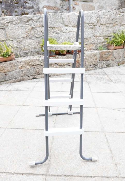 Escada piscina Intex entre 91 e 107 cm