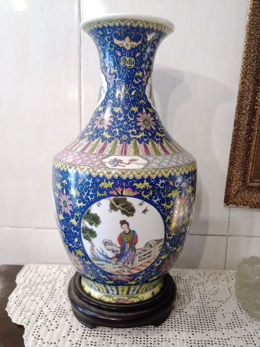 Chinese porcelain vase with floral motifs