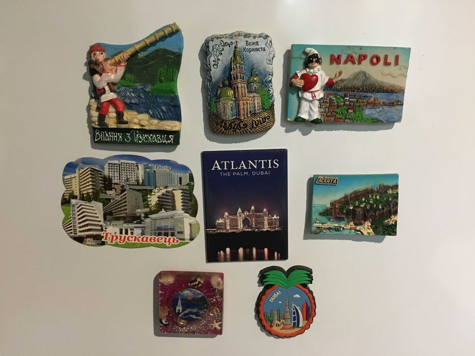 Сувеніри з різних країн і міст на подарунок магніти на холодильник