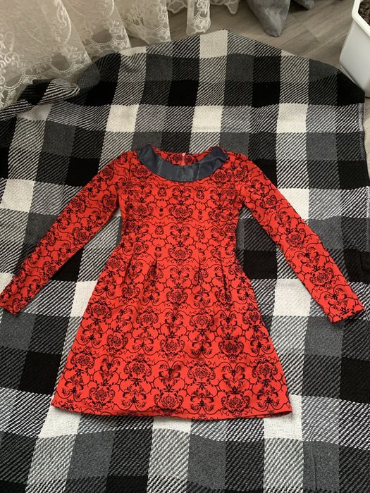 Сукня червона з принтом